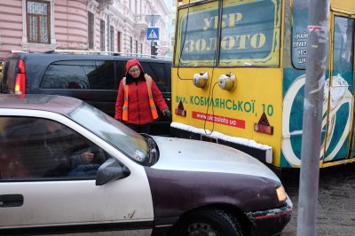 У центрі Чернівців позашляховик і тролейбус створили затор (ФОТО)