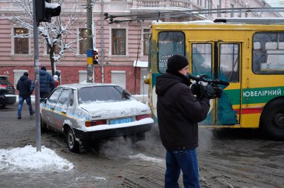 У центрі Чернівців позашляховик і тролейбус створили затор (ФОТО)