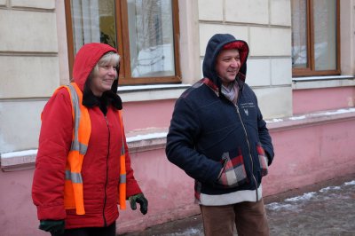 У центрі Чернівців позашляховик і тролейбус створили затор (ФОТО)