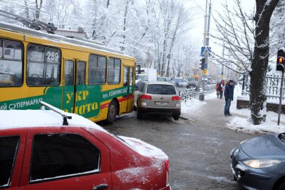 У центрі Чернівців позашляховик і тролейбус створили затор (ФОТО)