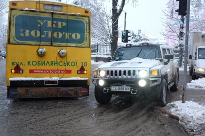 У центрі Чернівців позашляховик і тролейбус створили затор (ФОТО)