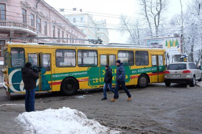 У центрі Чернівців позашляховик і тролейбус створили затор (ФОТО)