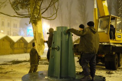 У Чернівцях встановили новорічну ялинку (ФОТО)