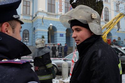 Міліція шукає вибухівку в Чернівецькій міськраді (ФОТО)