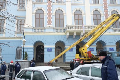 Міліція шукає вибухівку в Чернівецькій міськраді (ФОТО)