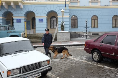 Міліція шукає вибухівку в Чернівецькій міськраді (ФОТО)