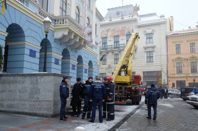 Міліція шукає вибухівку в Чернівецькій міськраді (ФОТО)