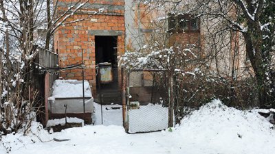 Оприлюднили фото дому чернівчанок, які по-звірячому обійшлися з жінкою (ФОТО)