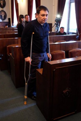 Депутат Максимюк, якого поранили в АТО, прийшов на сесію на милицях (ФОТО)