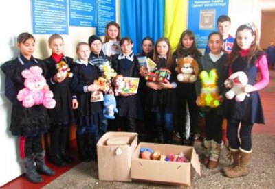 Школярі з Буковини передали подарунки для дітей з Донбасу