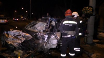 У Чернівцях після ДТП рятувальникам довелося розрізати авто (ВІДЕО)