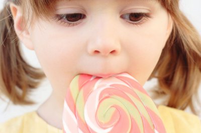 Особливості мозку змушують повних дітей їсти багато солодощів