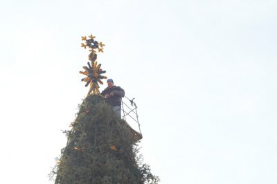 Головну ялинку прикрашають гірляндами та патріотичним дощиком (ФОТО)