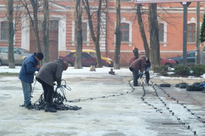 Головну ялинку прикрашають гірляндами та патріотичним дощиком (ФОТО)