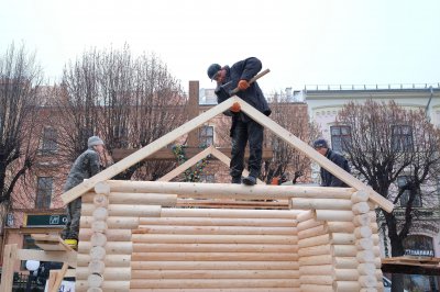 У центрі Чернівців будують Різдвяну шопку (ФОТО)