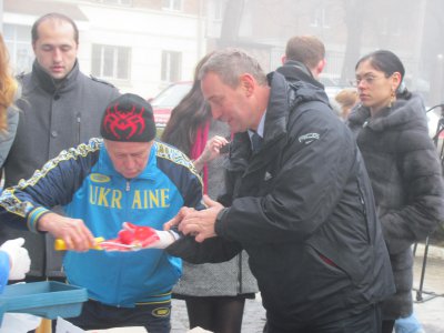 Олімпійську лавицю з відбитками рук спортсменів відкрили в Чернівцях (ФОТО)