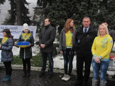 Олімпійську лавицю з відбитками рук спортсменів відкрили в Чернівцях (ФОТО)