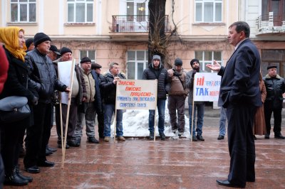 Працівники спиртзаводу пікетували Чернівецьку ОДА  (ФОТО)