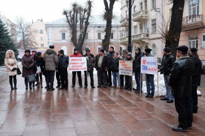 Працівники спиртзаводу пікетували Чернівецьку ОДА  (ФОТО)