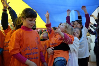 Буковинських дітей-сиріт та переселенців зі Сходу привітали зі святами благодійники (ФОТО)