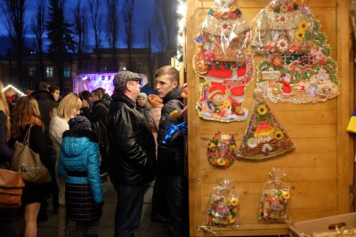 У Чернівцях відкрили новорічну ялинку (ФОТО)