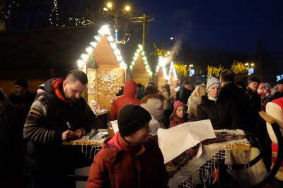 У Чернівцях відкрили новорічну ялинку (ФОТО)