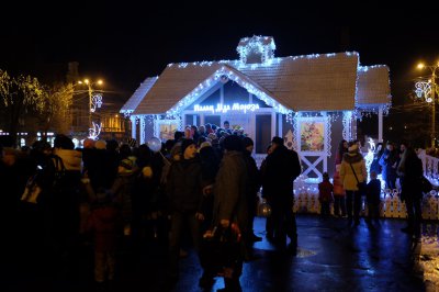 У Чернівцях відкрили новорічну ялинку (ФОТО)