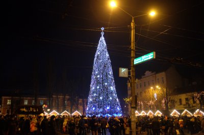 У Чернівцях відкрили новорічну ялинку (ФОТО)