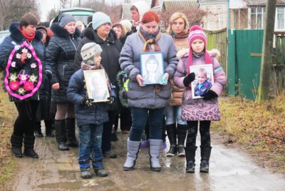 Поховали родину буковинців, яких знайшли вбитими під Яремче