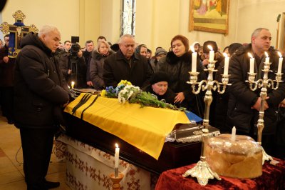 У Чернівцях поховали волонтера, який загинув на Сході (ФОТО)