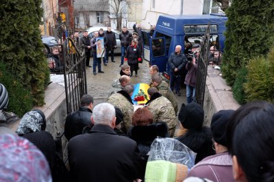 У Чернівцях поховали волонтера, який загинув на Сході (ФОТО)