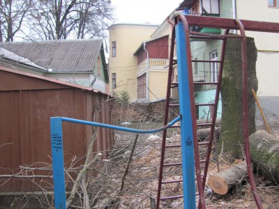 У Чернівцях ЖРЕП розтрощив дитячий майданчик, але обіцяє зробити новий (ФОТО)