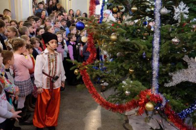 У Чернівцях зі святами привітали півтисячі обдарованих дітей (ФОТО)