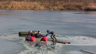 На Буковині чоловік провалився під кригу (ФОТО)