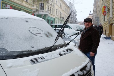 Через снігопад у Чернівцях утворились затори (ФОТО)