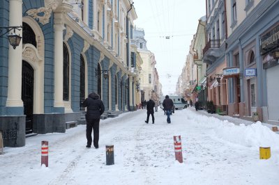 Через снігопад у Чернівцях утворились затори (ФОТО)