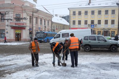 Через снігопад у Чернівцях утворились затори (ФОТО)