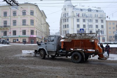 Через снігопад у Чернівцях утворились затори (ФОТО)