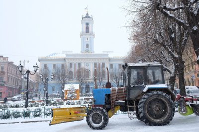 Через снігопад у Чернівцях утворились затори (ФОТО)