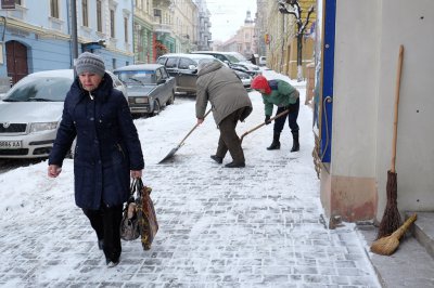 Через снігопад у Чернівцях утворились затори (ФОТО)