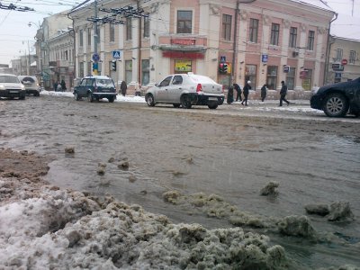 Біля мерії Чернівців прорвало водопровід (ФОТО)