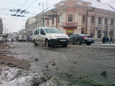 Біля мерії Чернівців прорвало водопровід (ФОТО)