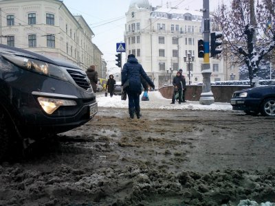 Біля мерії Чернівців прорвало водопровід (ФОТО)