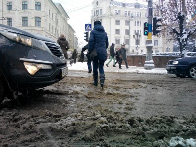 Біля мерії Чернівців прорвало водопровід (ФОТО)