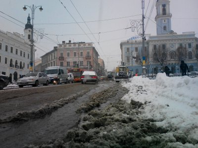 Біля мерії Чернівців прорвало водопровід (ФОТО)