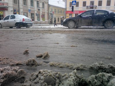 Біля мерії Чернівців прорвало водопровід (ФОТО)