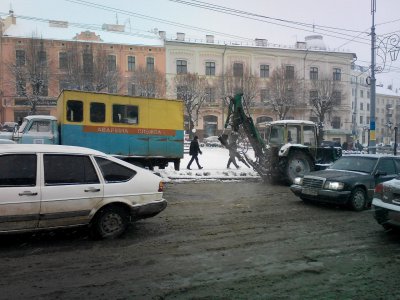 Біля мерії Чернівців прорвало водопровід (ФОТО)