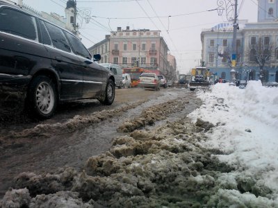 Біля мерії Чернівців прорвало водопровід (ФОТО)