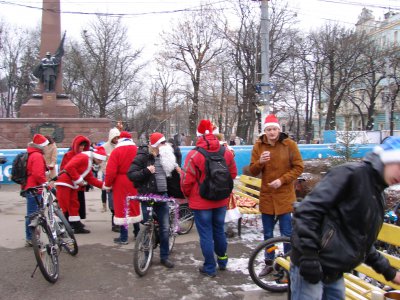 Чернівцями пройшов парад Дідів Морозів на велосипедах (ФОТО)