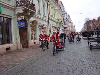 Чернівцями пройшов парад Дідів Морозів на велосипедах (ФОТО)